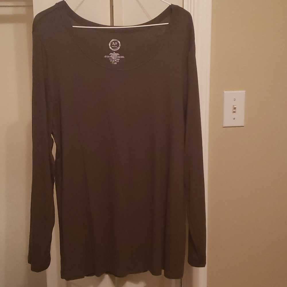 Maurices NWOT 24/7 long sleeve